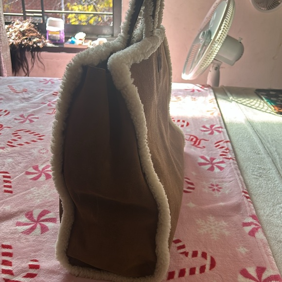 Large Ugg telfar chestnut color sold out everywhere - Picture 3 of 4